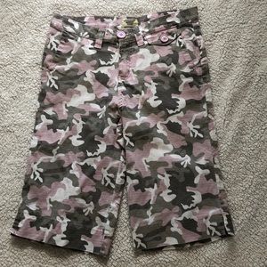 NWOT DP Department of Peace Sz16 Girls Camo Capris
